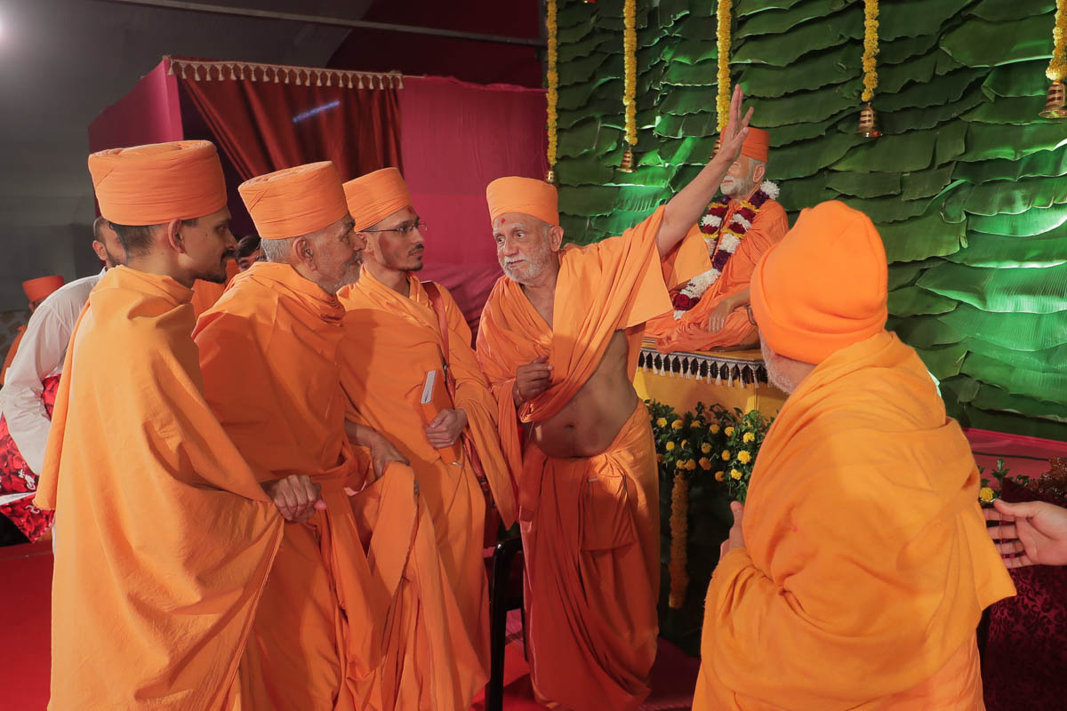 Swamishri observes the stage decoration