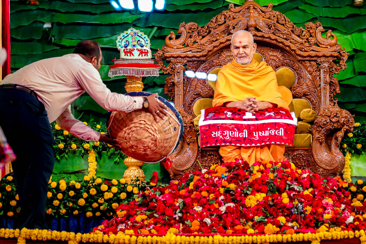 Devotees offer flowers to Swamishri