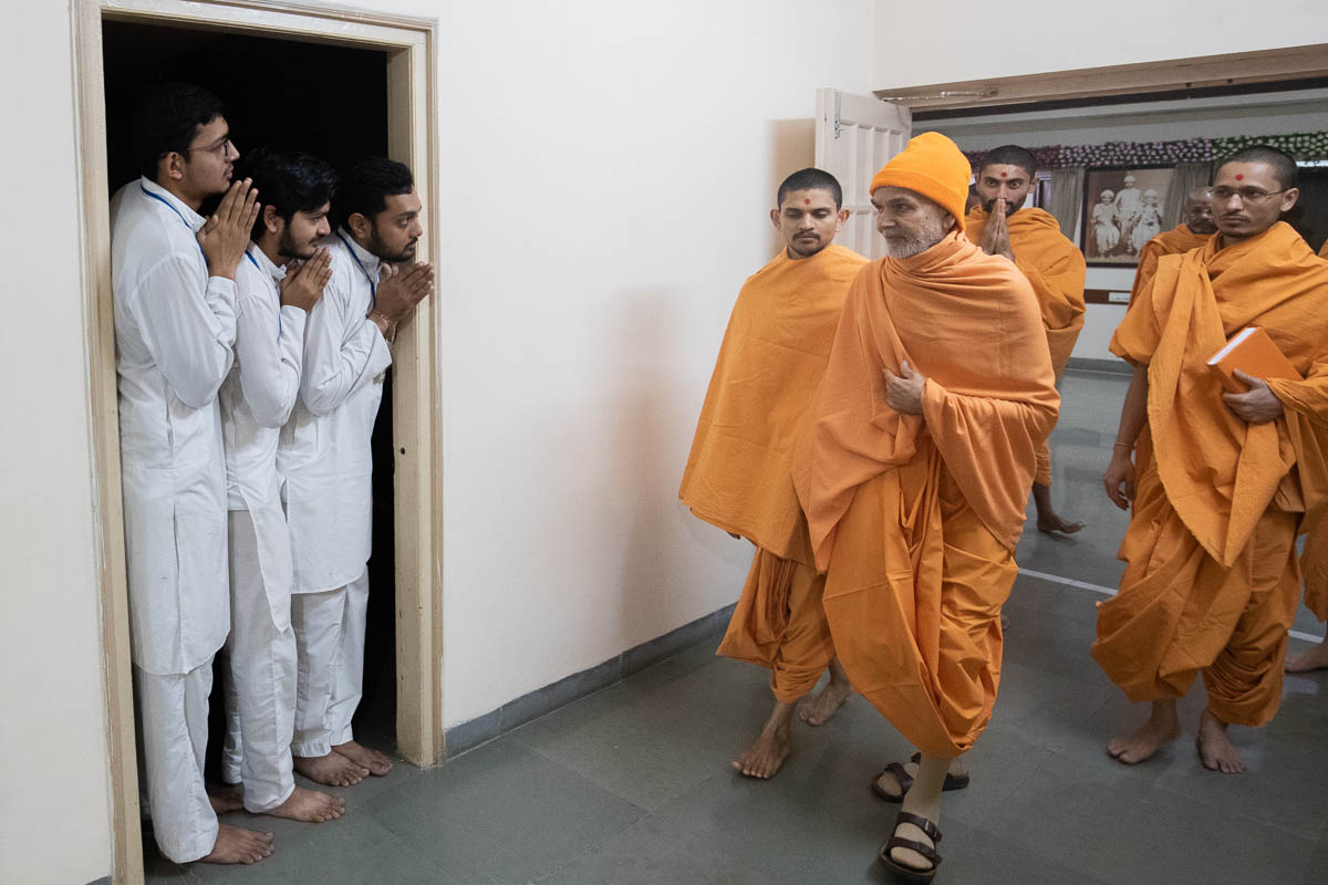 Youths doing darshan of Param Pujya Mahant Swami Maharaj