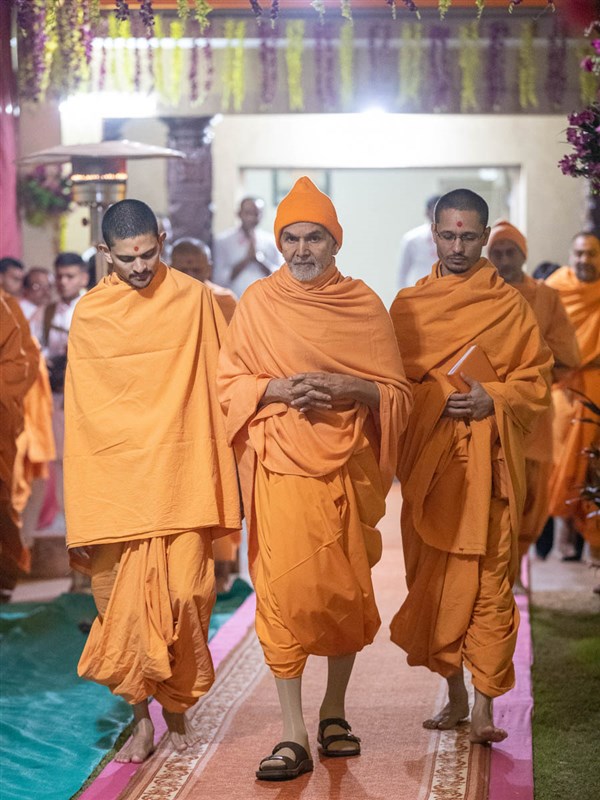 Swamishri on his way for Thakorji's darshan
