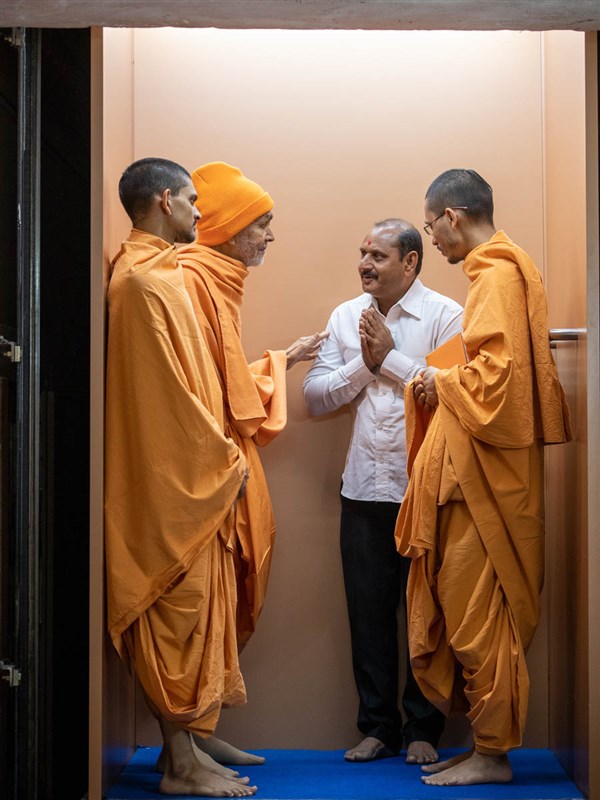 Swamishri blesses a devotee
