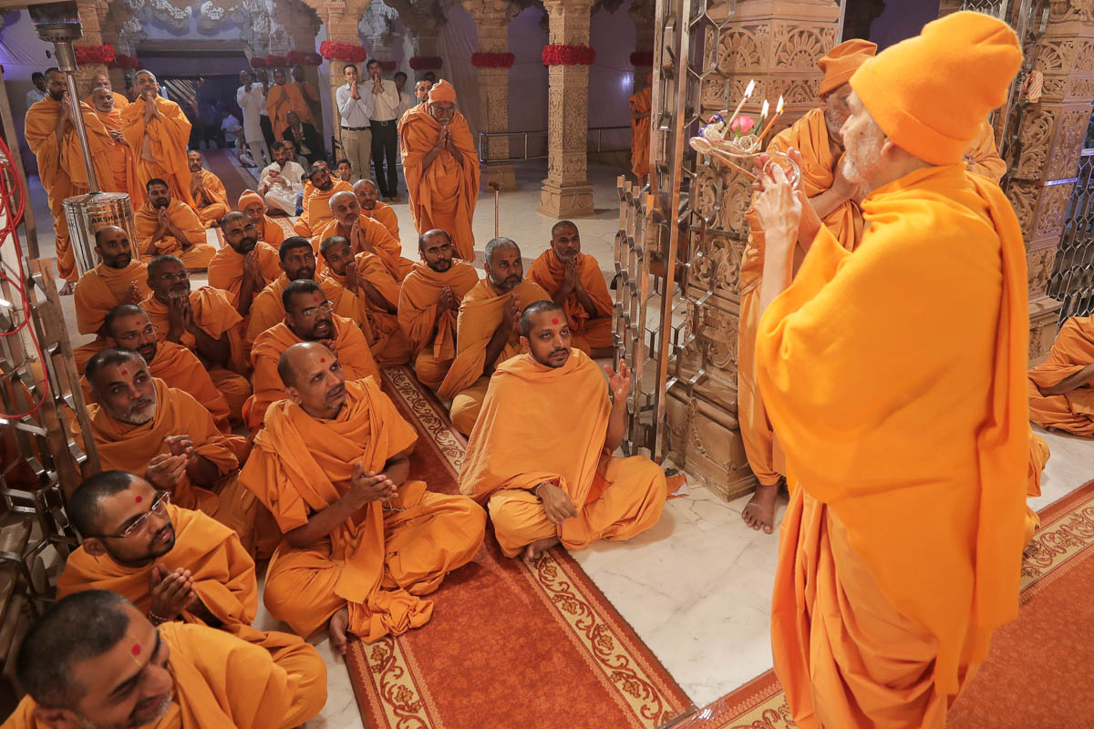 Sadhus and devotees doing darshan of the arti