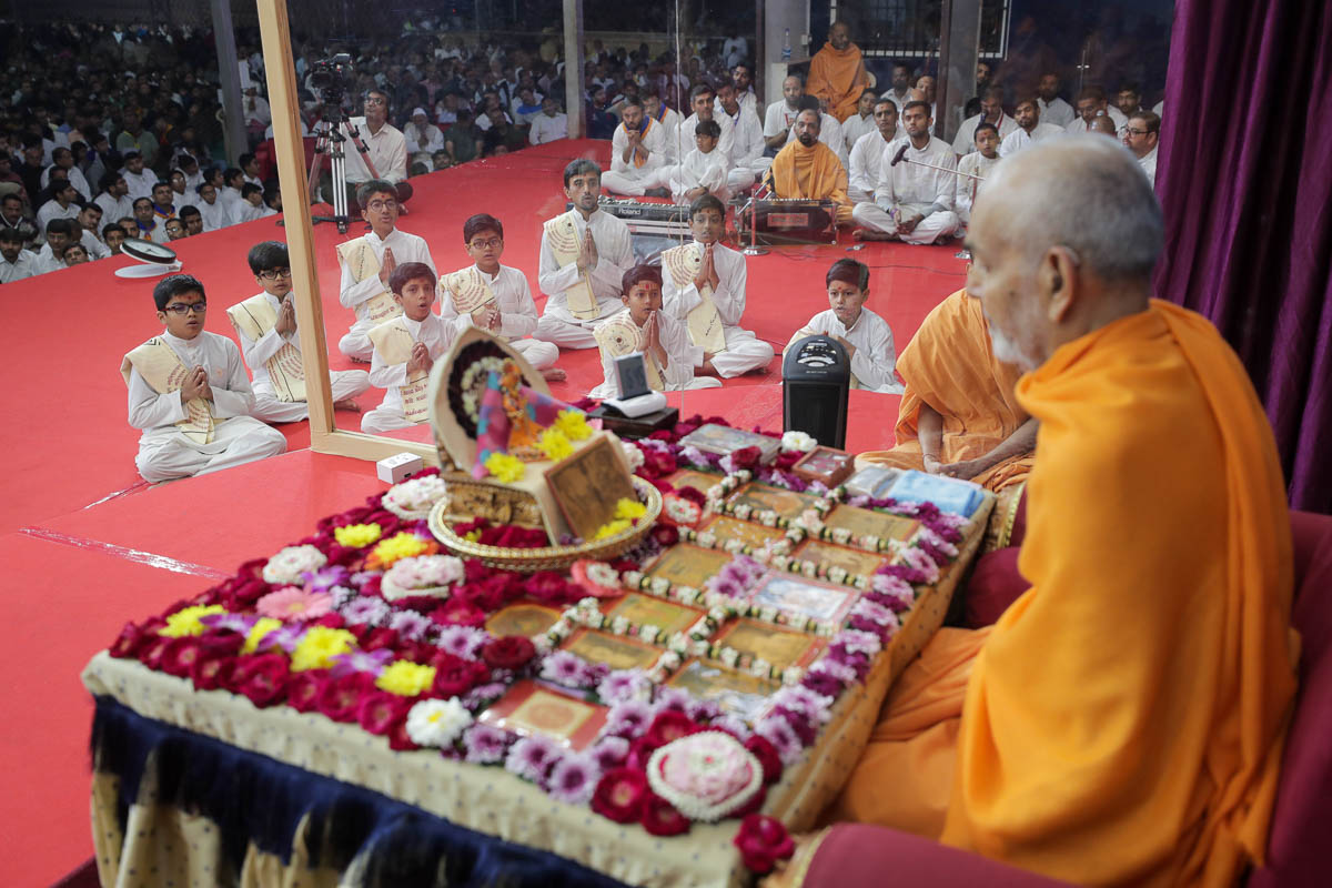 Children chant mantras in Swamishri's puja
