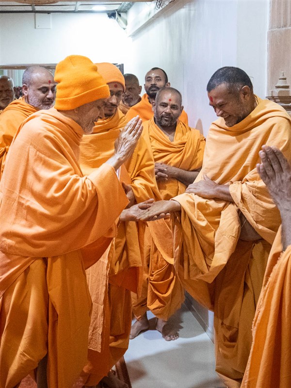 Param Pujya Mahant Swami Maharaj blesses Narendraprasad Swami