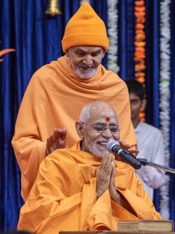 Swamishri blesses Gnanpriya Swami