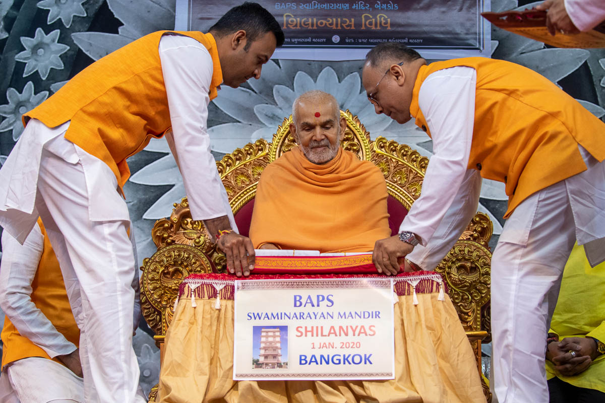 Swamishri sanctifies shilas for the new BAPS Shri Swaminarayan Mandir, Bangkok