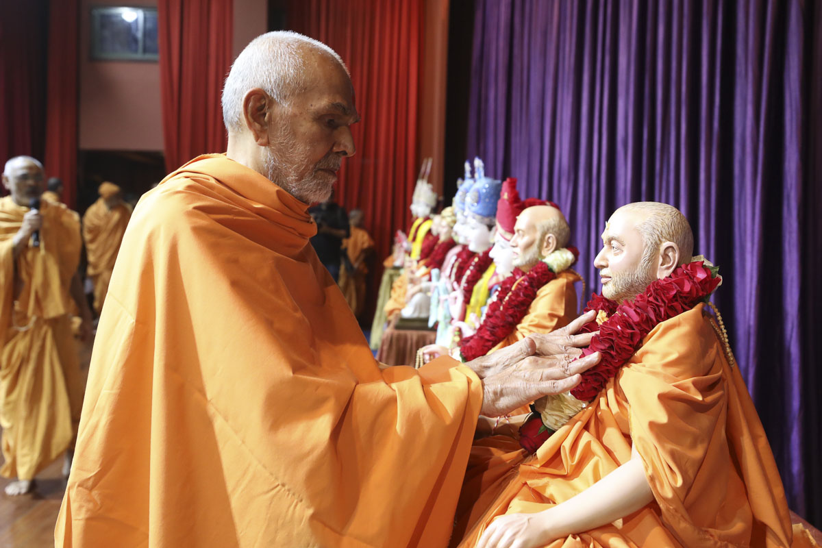 Swamishri performs pratishtha rituals