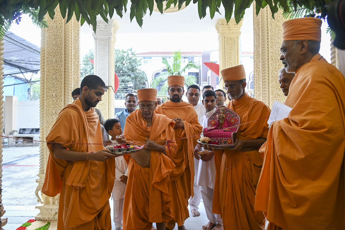Pujya Tyagvallabh Swami performs mandir opening rituals