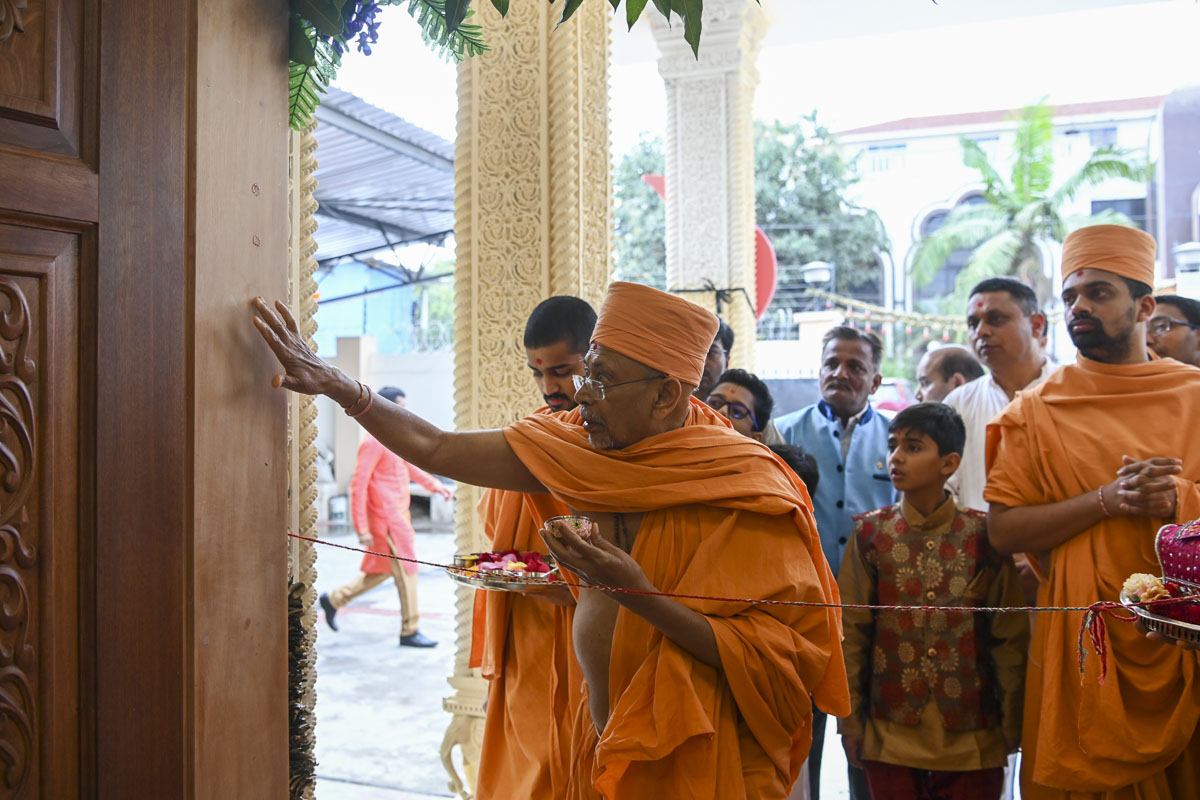 Pujya Tyagvallabh Swami performs pujan of the mandir entrance