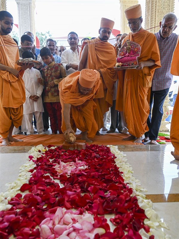 Pujya Tyagvallabh Swami bracks a coconut