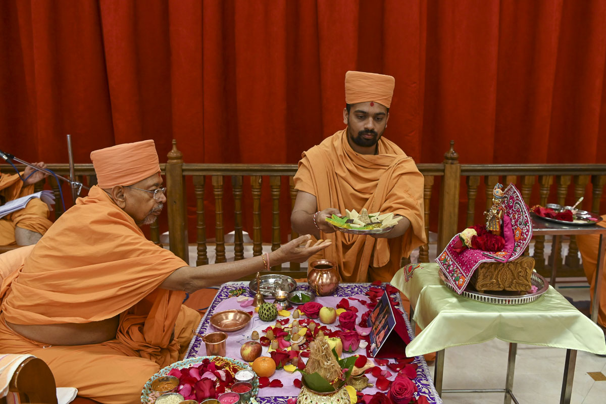 Pujya Tyagvallabh Swami performs the mahapuja rituals