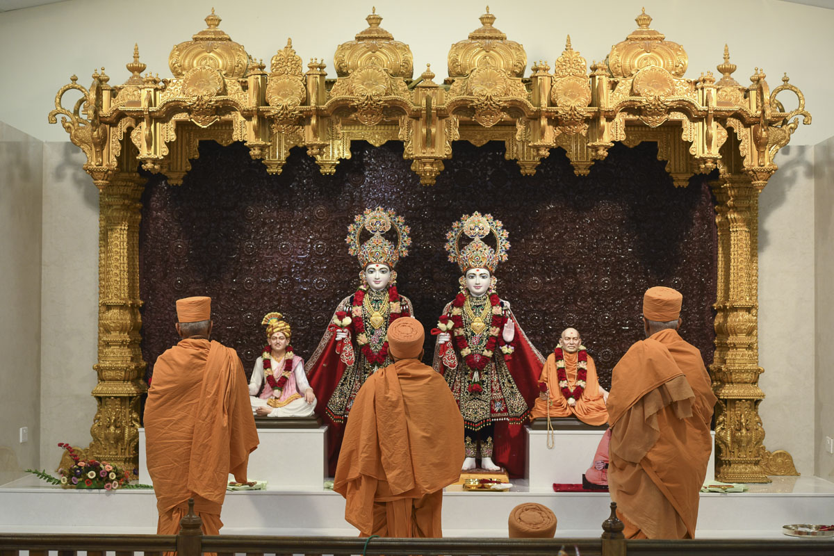 Pujya Tyagvallabh Swami and sadhus perform pratishtha rituals