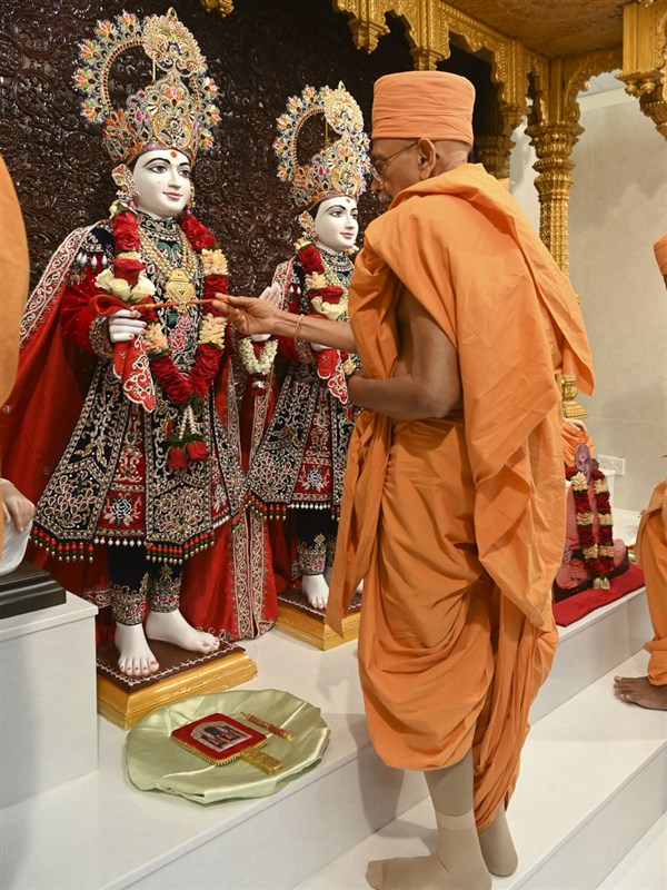 Pujya Tyagvallabh Swami performs pratishtha rituals