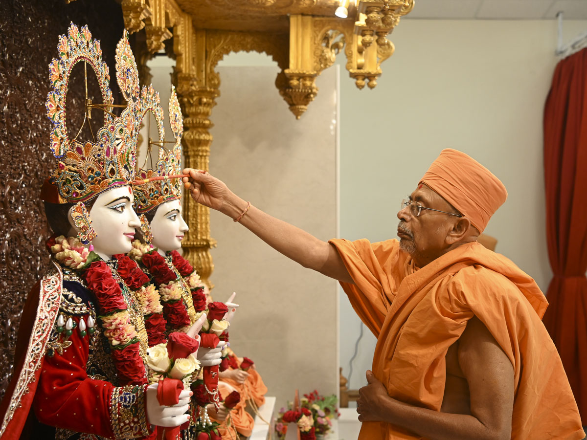 Pujya Tyagvallabh Swami performs pratishtha rituals