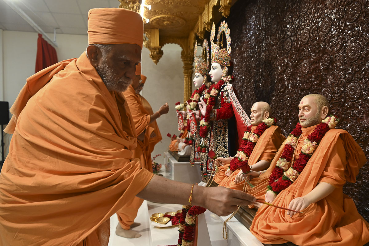 Atmaswarup Swami performs pratishtha rituals