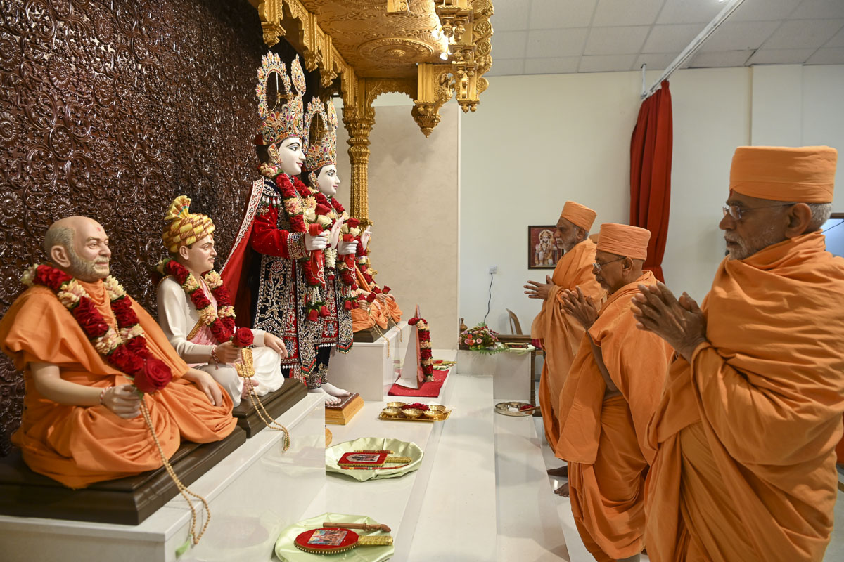 Pujya Tyagvallabh Swami and sadhus perform pratishtha rituals