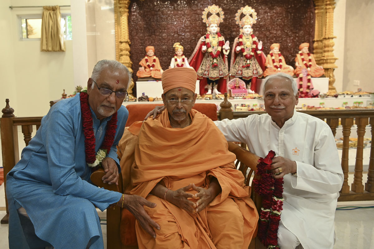 Devotees with Pujya Tyagvallabh Swami