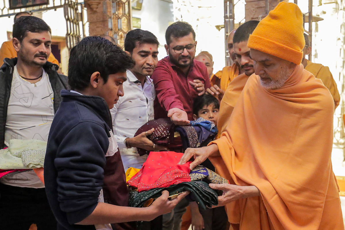 Swamishri observes garments (vagha) for Thakorji