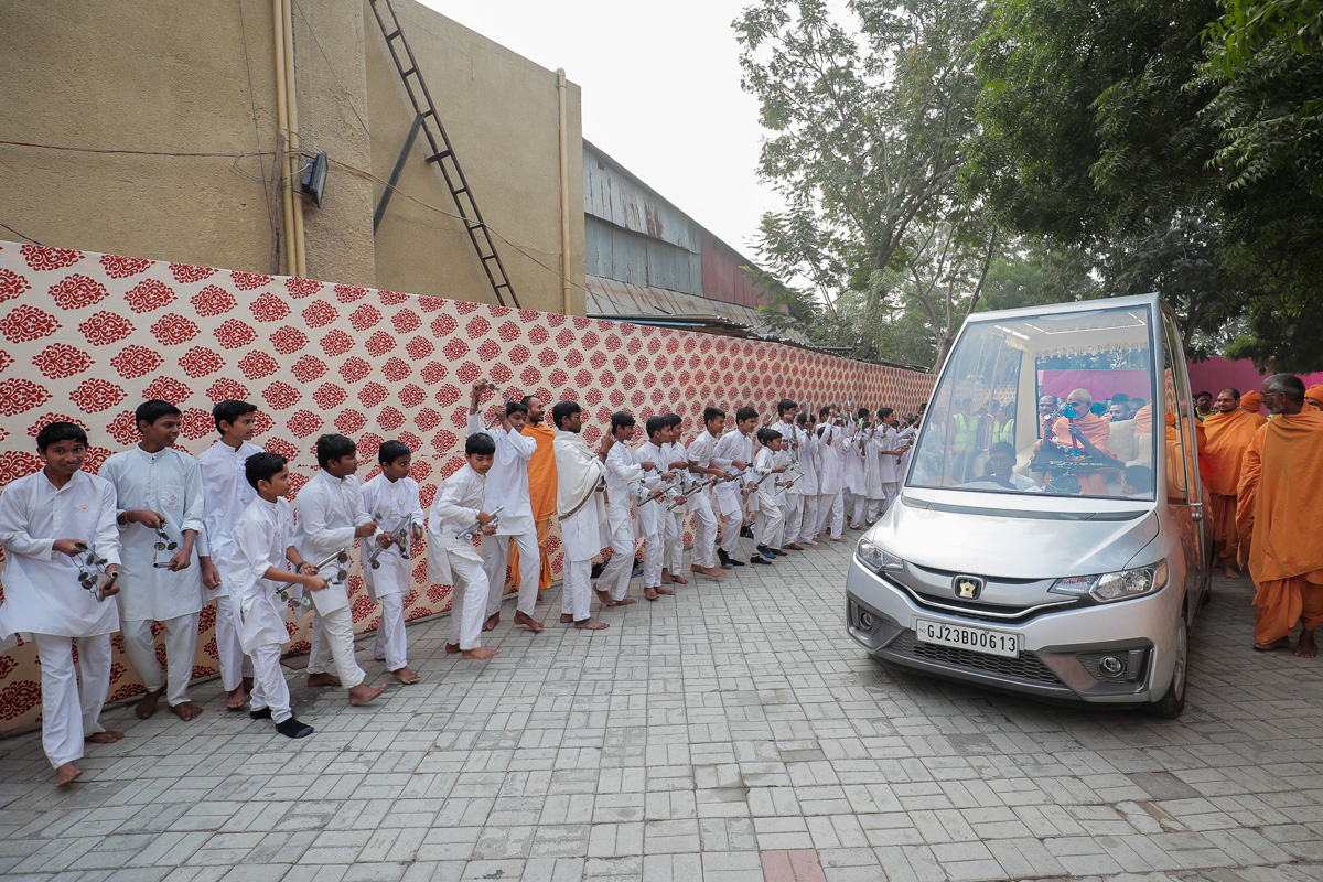 Children perform a lezim dance before Swamishri