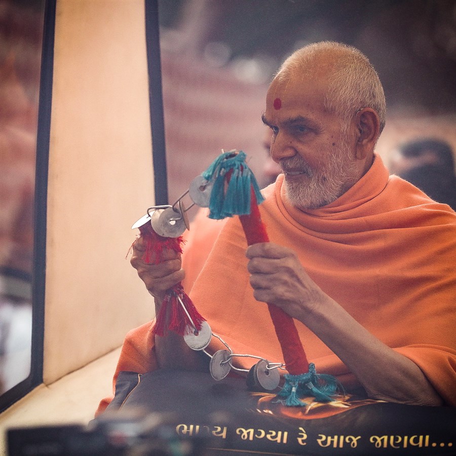 Swamishri sanctifies a lezim