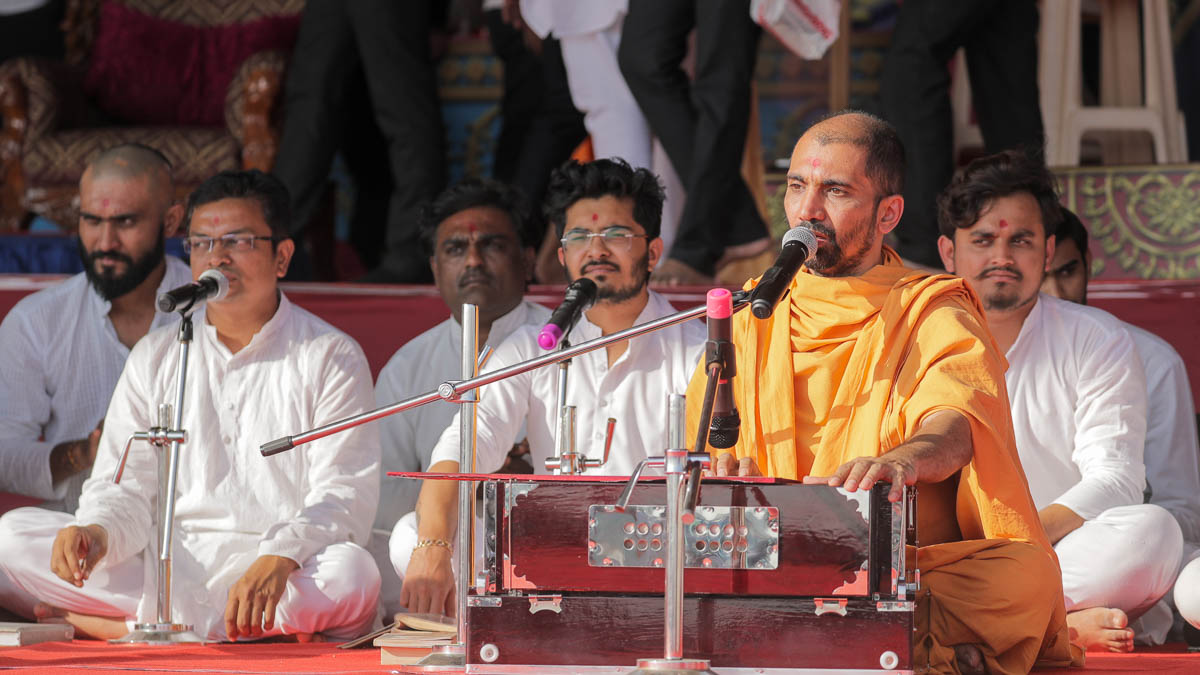 A sadhu sings kirtans in the evening sunday satsang assembly