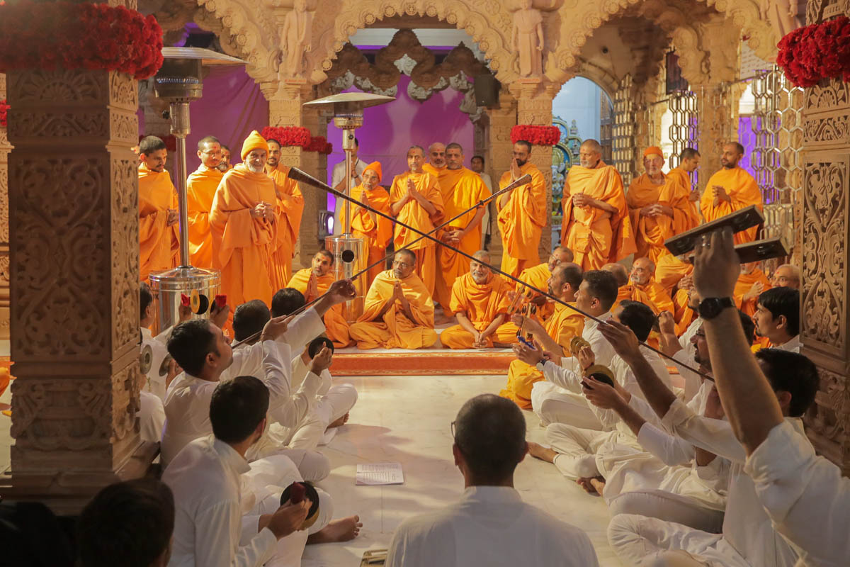 Devotees sing kirtans in the traditional 'ochhav' style