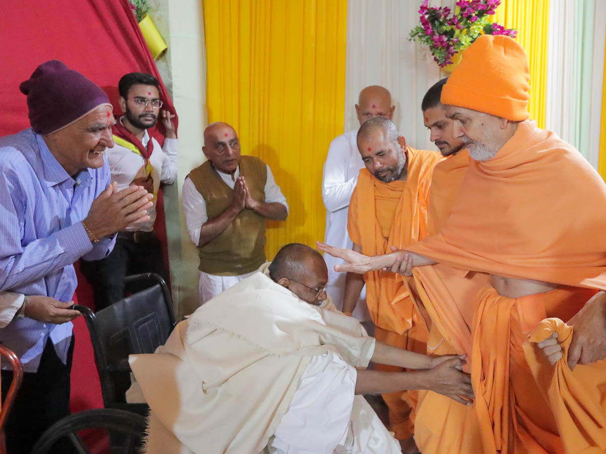Swamishri blesses a parshad