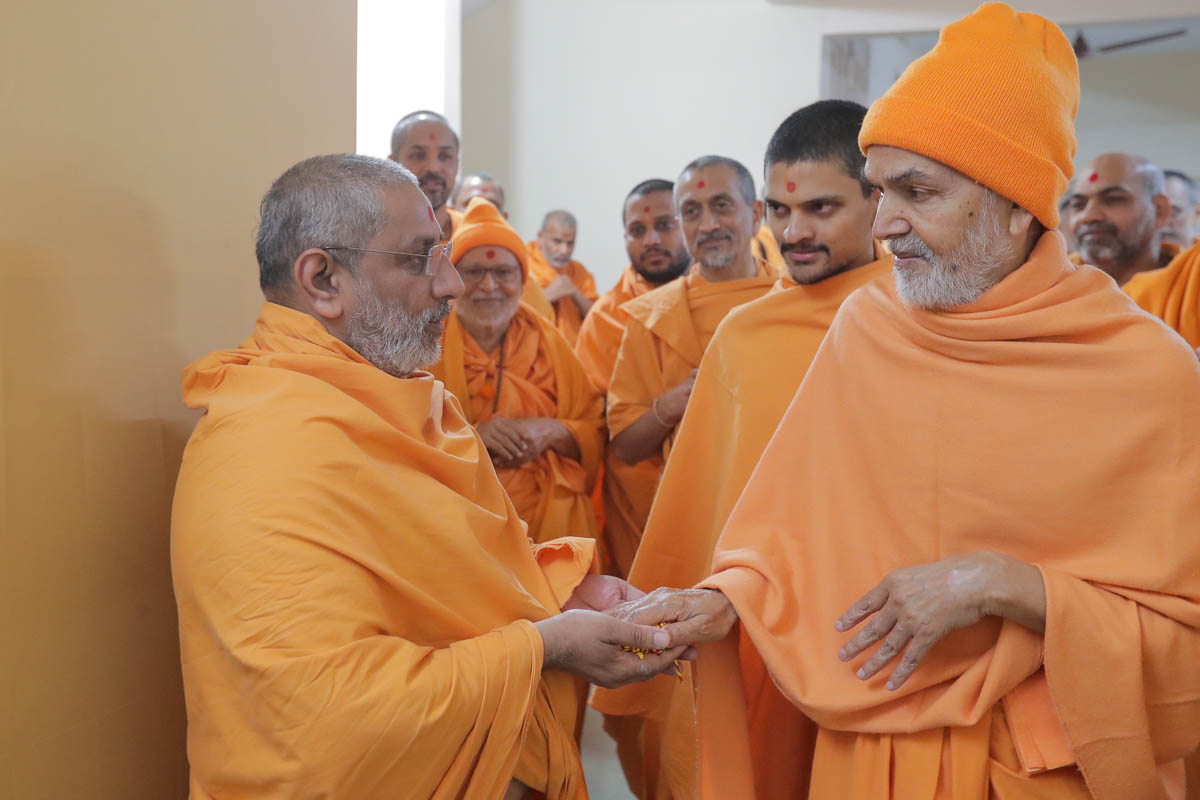 Swamishri blesses Anandpriya Swami