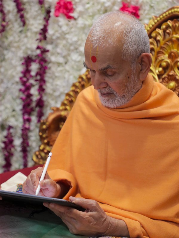 Swamishri writes a message for Dhanurmas
