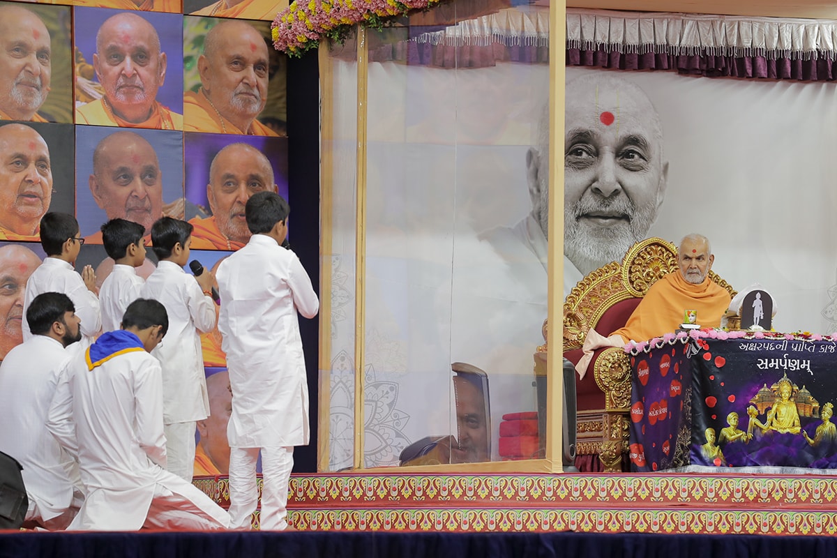Swamishri listens to the children's recitations