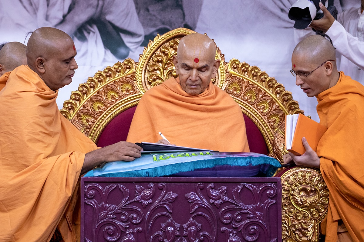 Swamishri writes a message for Dhanurmas