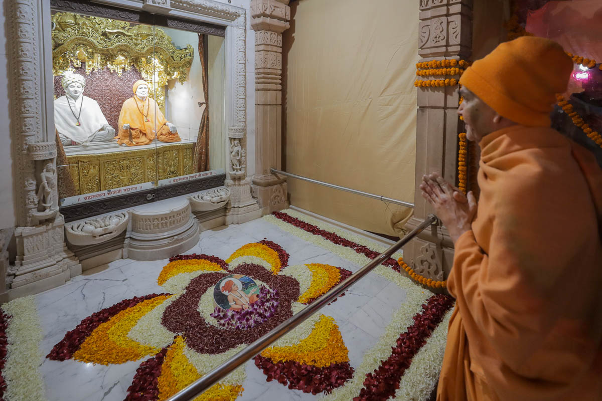 Swamishri engrossed in darshan of Brahmaswarup Bhagatji Maharaj and Brahmaswarup Shastriji Maharaj