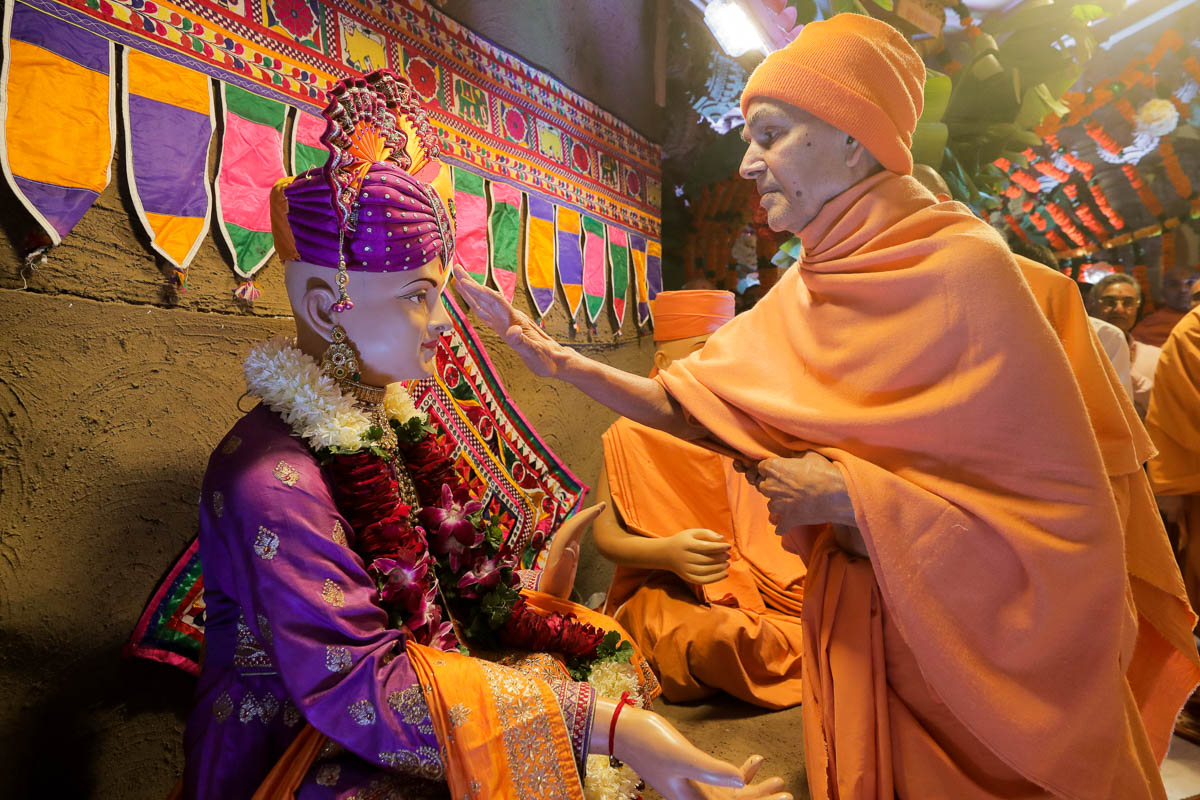Swamishri applies chandlo to Bhagwan Swaminarayan