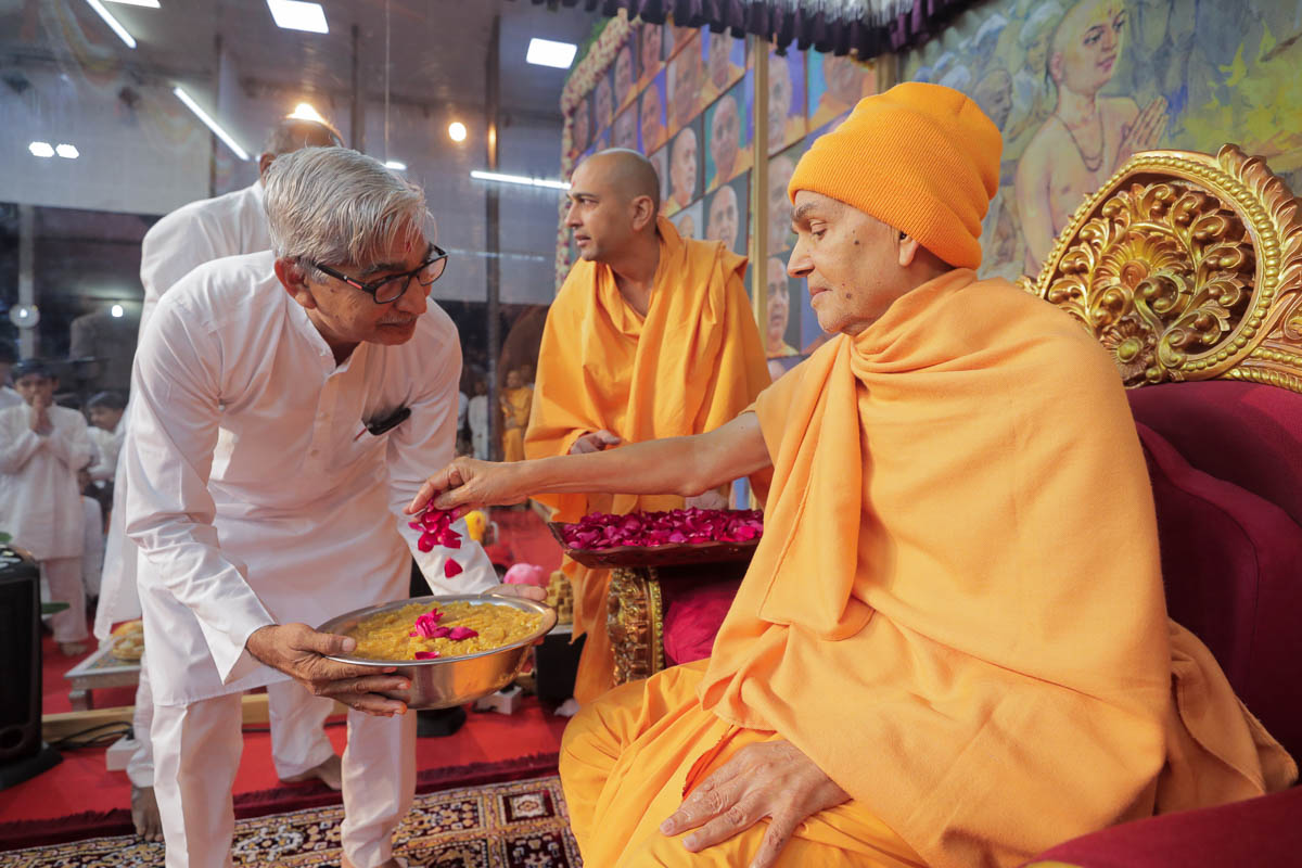 Swamishri sanctifies shiro for the devotees
