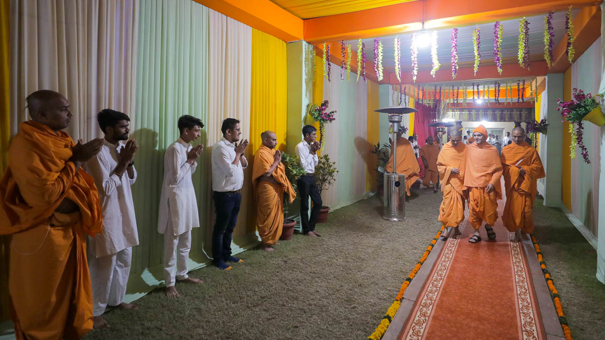 Sadhus and devotees doing darshan of Param Pujya Mahant Swami Maharaj