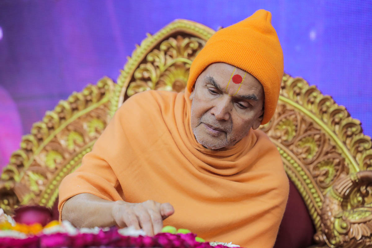 Swamishri engrossed in darshan 