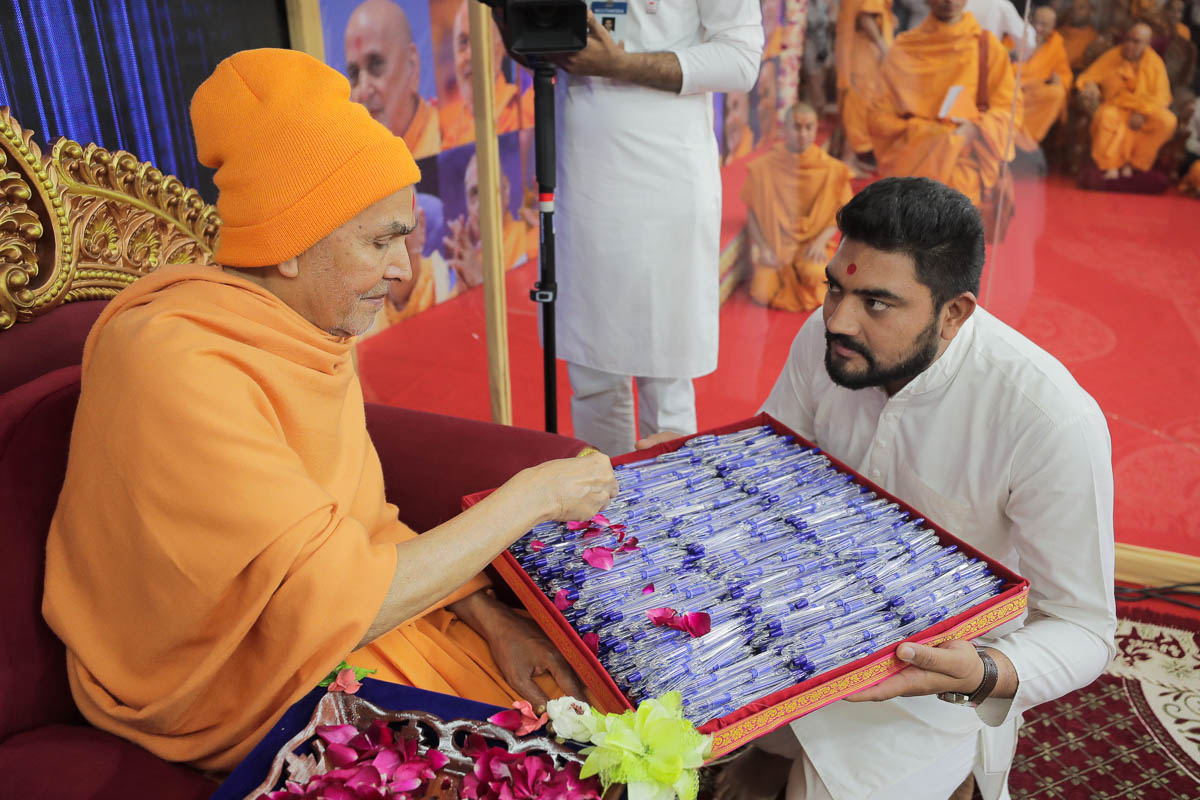 Swamishri sanctifies pens