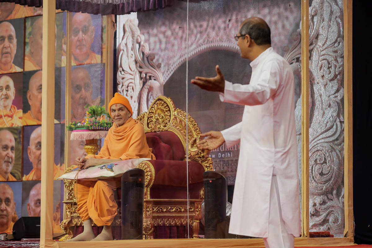 A karyakar presents before Swamishri