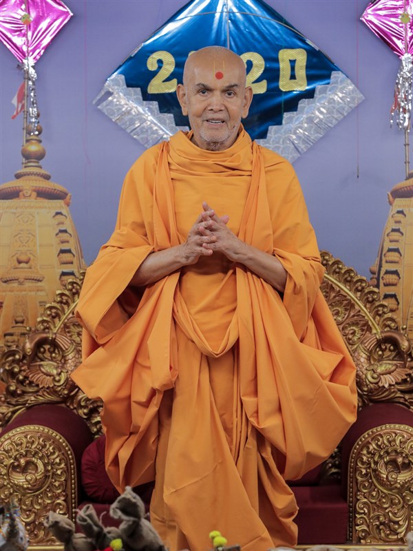Swamishri proclaims the jholi call, 'Narayan Hare, Sachchidanand Prabho...'