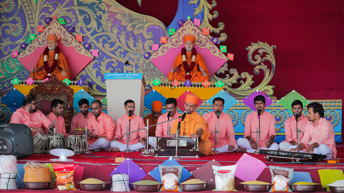 Youths and sadhus sing kirtans in the evening Jholi celebration assembly