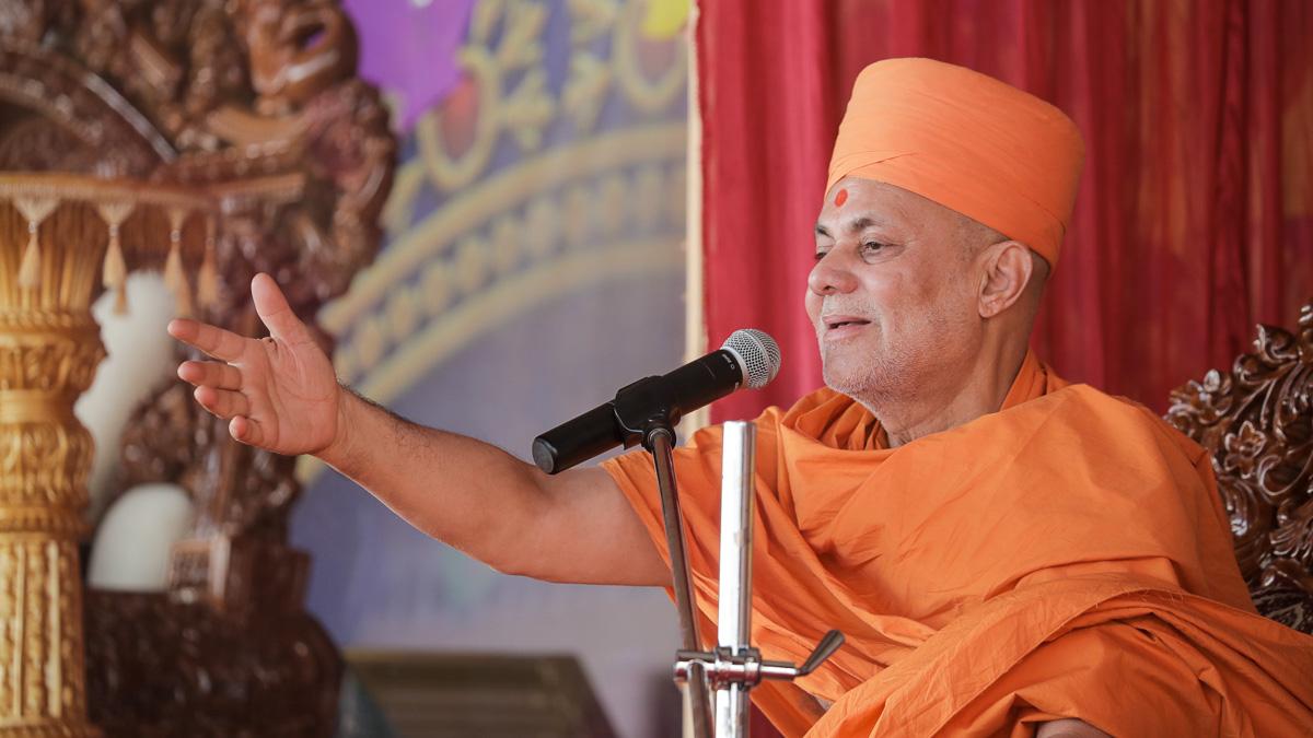 Pujya Viveksagar Swami addresses the Jholi celebration assembly