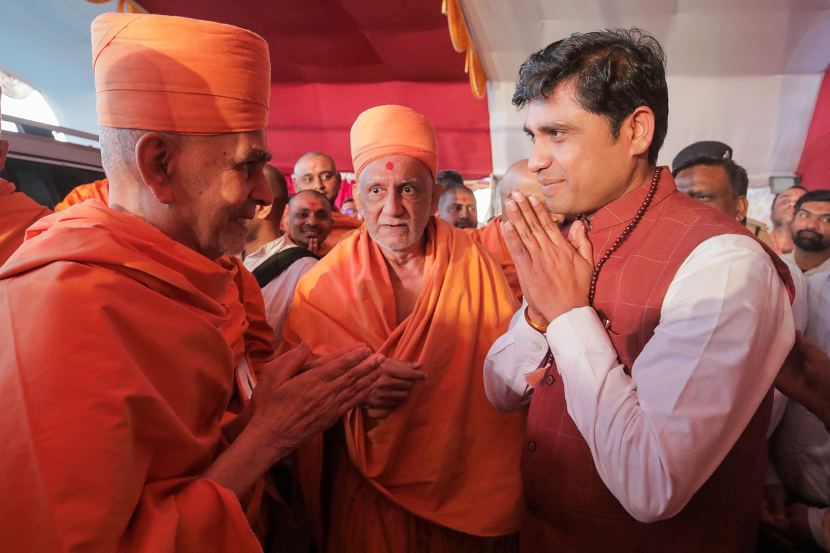 Swamishri blesses Shri Banchhanidhi Pani, Municipal Commissioner of Surat
