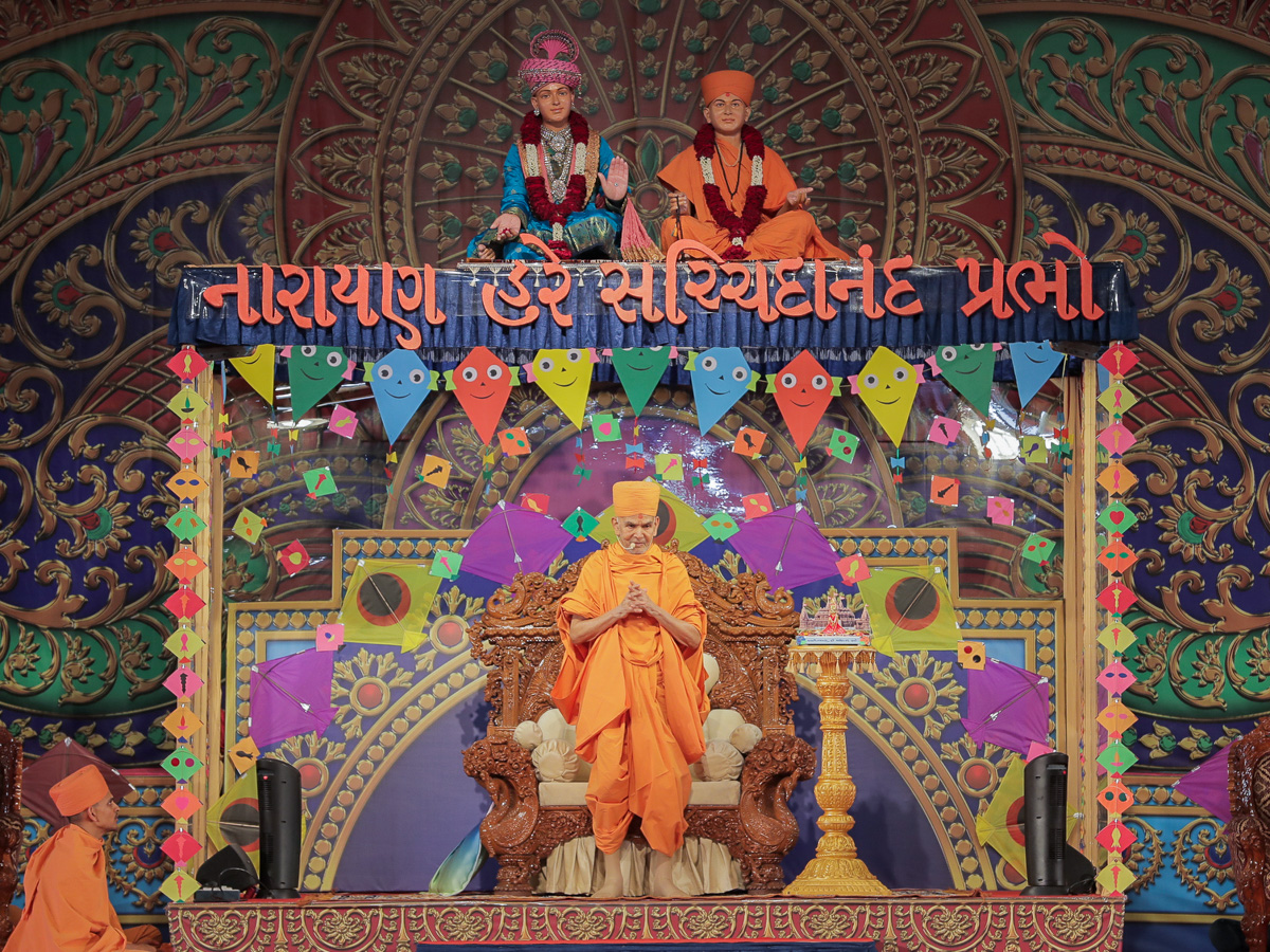 Swamishri proclaims the jholi call 'Narayan Hare, Sachchidanand Prabho...' 