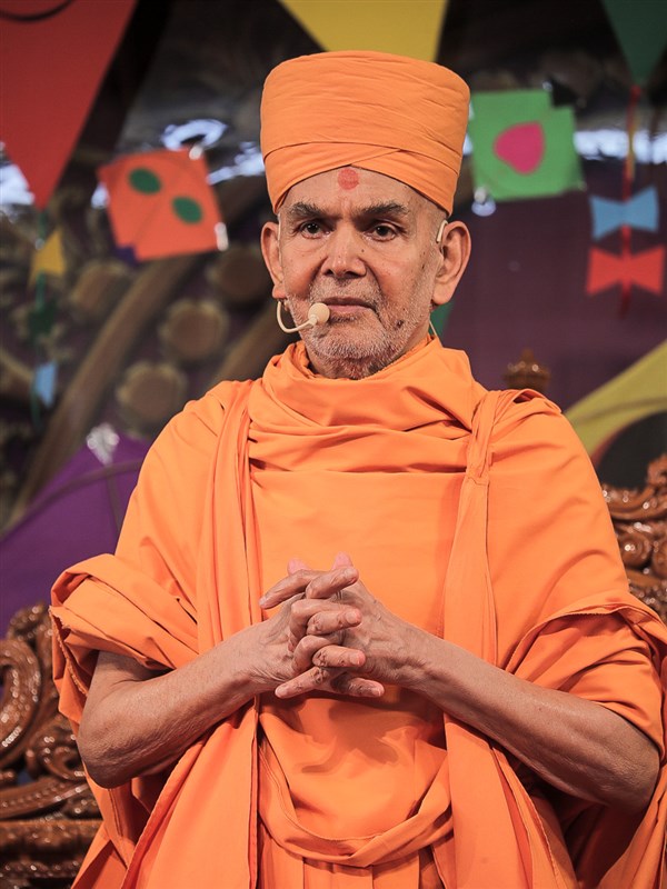 Swamishri proclaims the jholi call 'Narayan Hare, Sachchidanand Prabho...' 