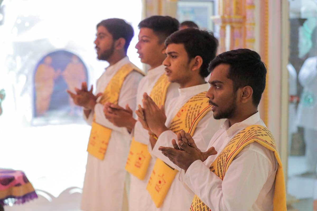 Youths chant the Swaminarayan dhun