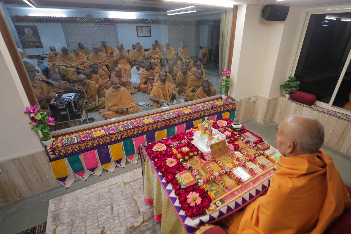 Sadhus doing Swamishri's puja darshan