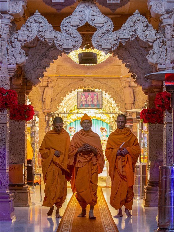Swamishri after darshan of Thakorji