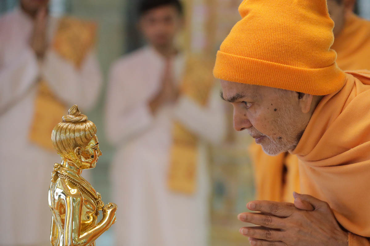 Swamishri engrossed in darshan of Shri Nilkanth Varni