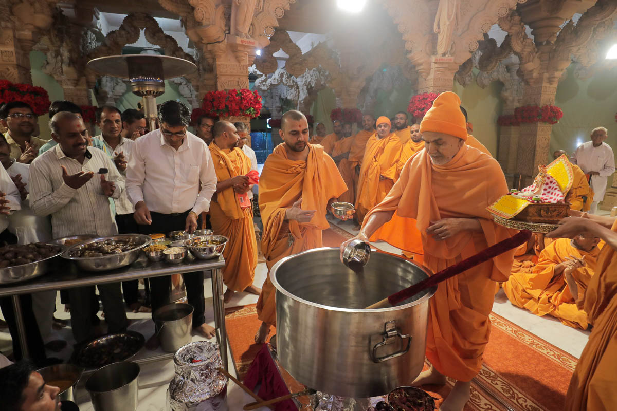 Swamishri add ingredients to prepare shak of brinjals 