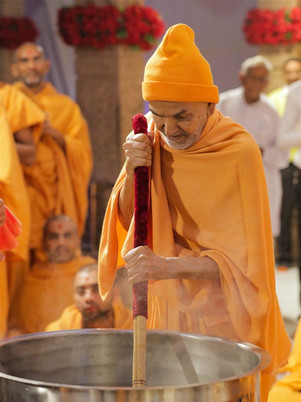 Swamishri stirs the shak